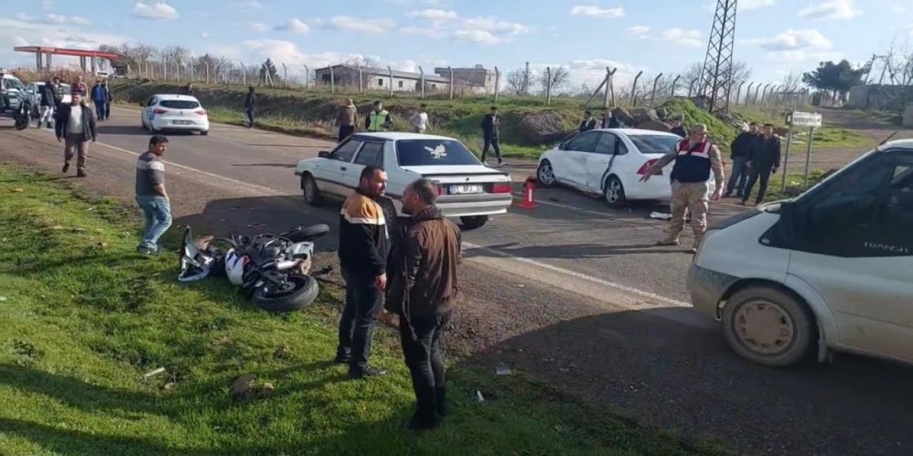 Otomobil altında kalan motosiklet sürücüsü öldü