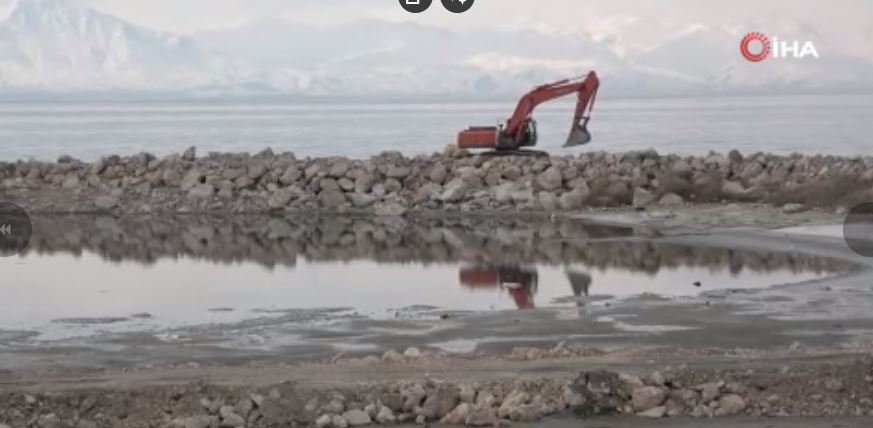 Van Gölü’ndeki çekilme limanları vurdu