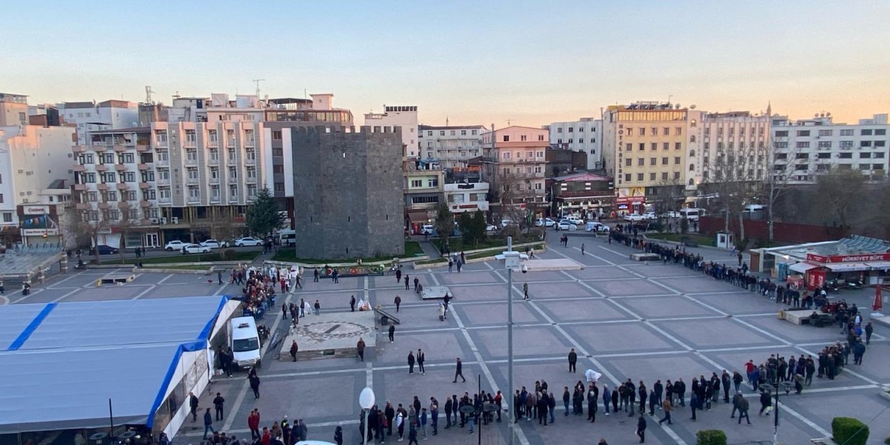 VİDEO - Diyarbakır’da ilk iftar kuyruğu