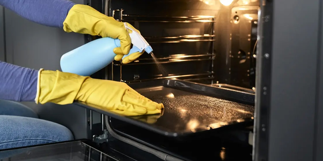 Fırın Camlarındaki Yağ Lekelerini Çıkarmak İçin Etkili ve Doğal Çözümler