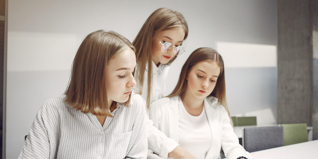 TOPLUMUN GELECEĞİNE IŞIK TUTAN BİR YOLCULUK