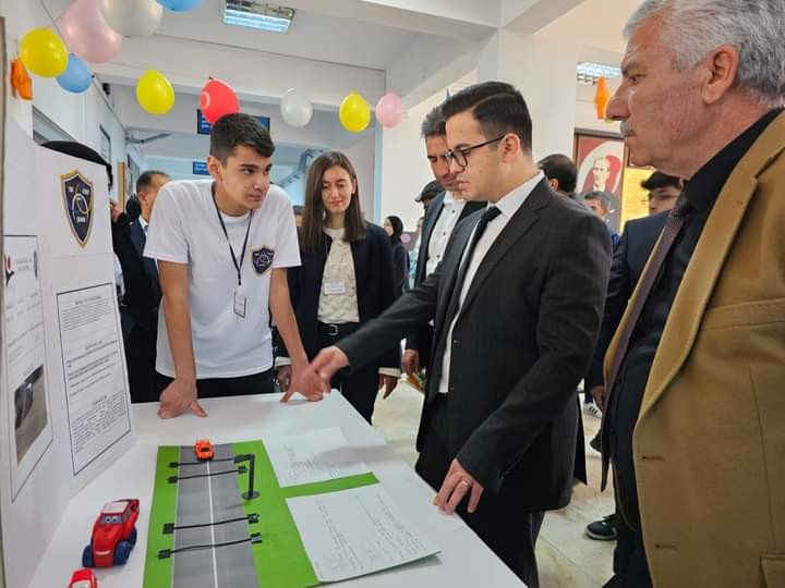 Çermik’te TÜBİTAK 4006 Bilim Fuarı açıldı