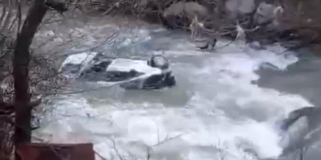 Virajı alamayan otomobil çaya uçtu: 1 ölü, 1 yaralı