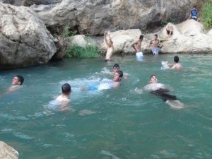 Sıcaktan bunalan vatandaşlar Sinek Çayı’nda serinliyor