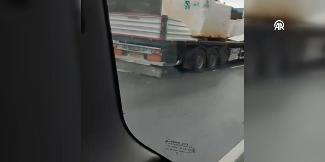 VİDEO - 12 aracın karıştığı zincirleme trafik kazası; 2 yaralı