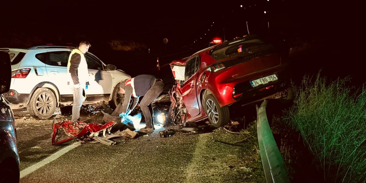 İki otomobil çarpıştı: ölü ve yaralılar var!