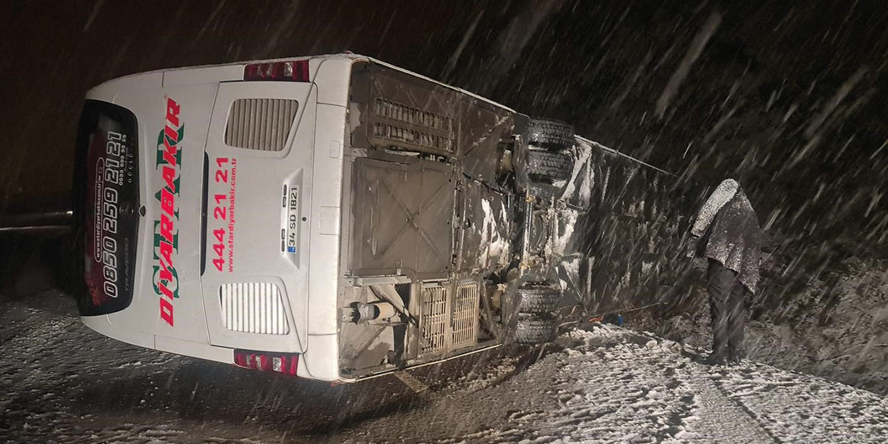 Kontrolden çıkan yolcu otobüs yan yattı: Çok sayıda yaralı var