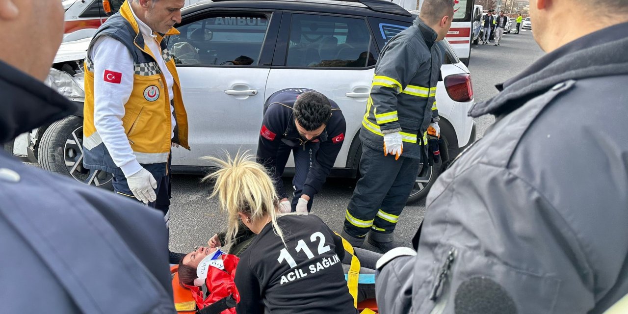 İki otomobil çarpıştı: 2 yaralı