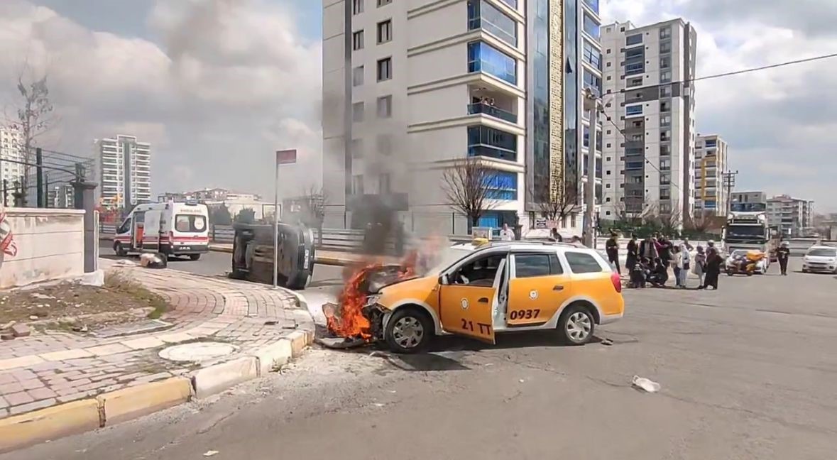 VİDEO - Diyarbakır’da kaza: Bir araç alev aldı