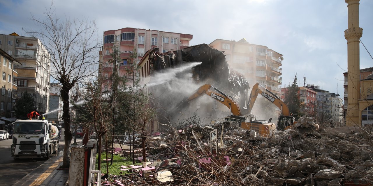 Diyarbakır’ın 42 yıllık kütüphanesi yıkıldı!
