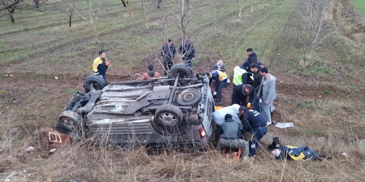 Tekeri patlayan otomobil şarampole uçtu: 8 yaralı