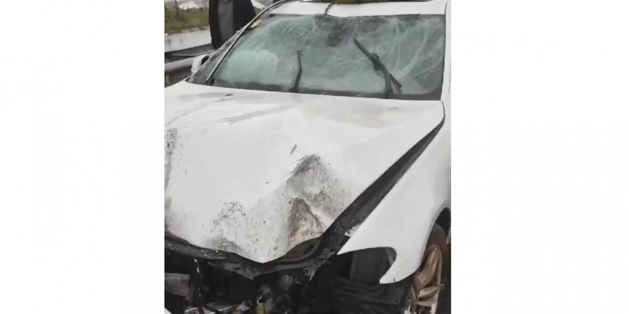 Diyarbakır’da kontrolden çıkan otomobil bariyerlere çarptı: 2 yaralı