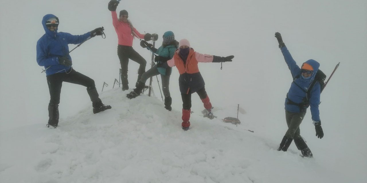 Van Gölü’ne dikkat çekmek için Berit Dağı’na tırmandılar