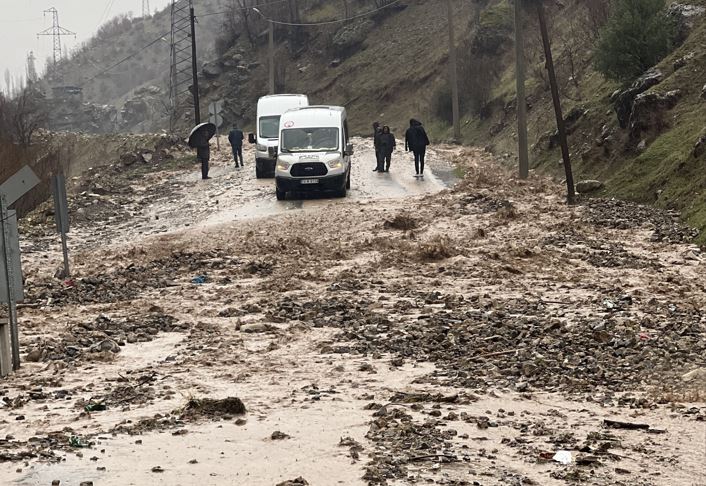 Akarsu taştı Uludere yolu ulaşıma kapandı