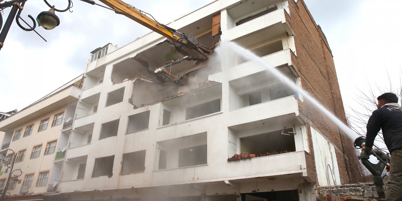 Diyarbakır'da 4 bin 362 hasarlı bina yıkıldı