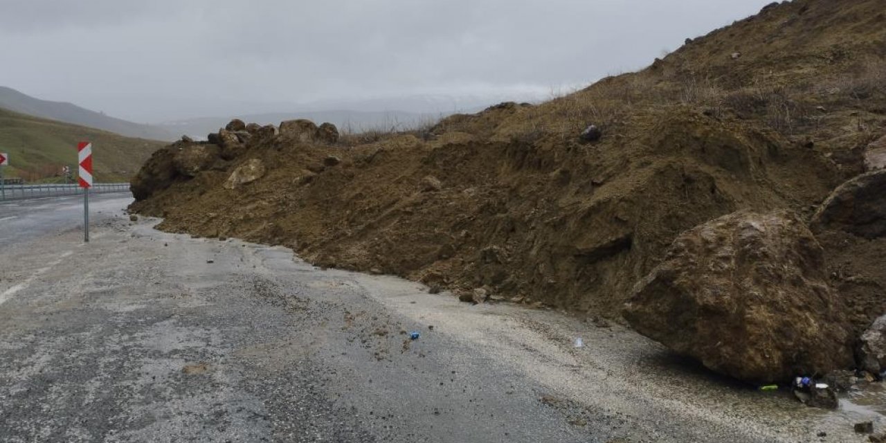 Muş-Varto karayolunda heyelan