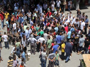 Esnaf kepenkle yol kapattı