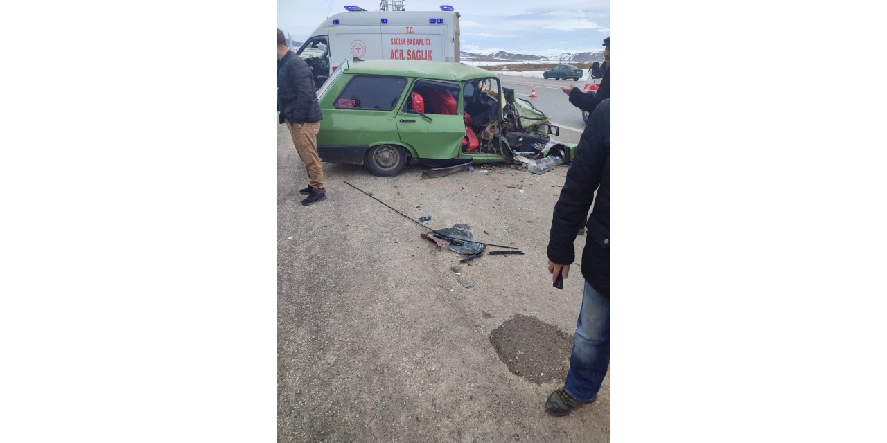 İki otomobil çarpıştı:4 yaralı