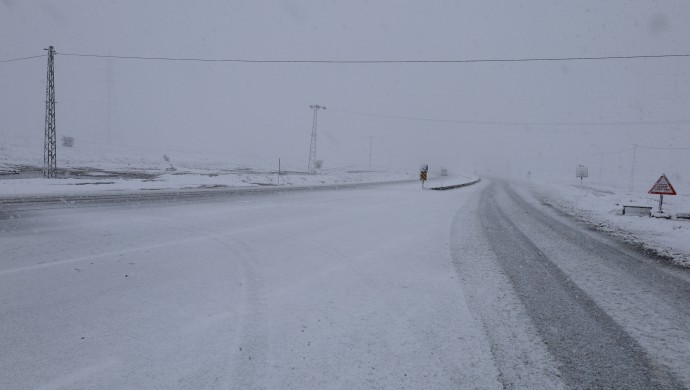 Diyarbakır Bingöl karayolu kar dolayısıyla kapandı