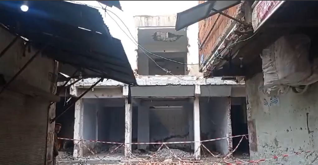 VİDEO-Binanın kontrollü yıkımına başlanırken, güvenlik önlemi alınmadı!