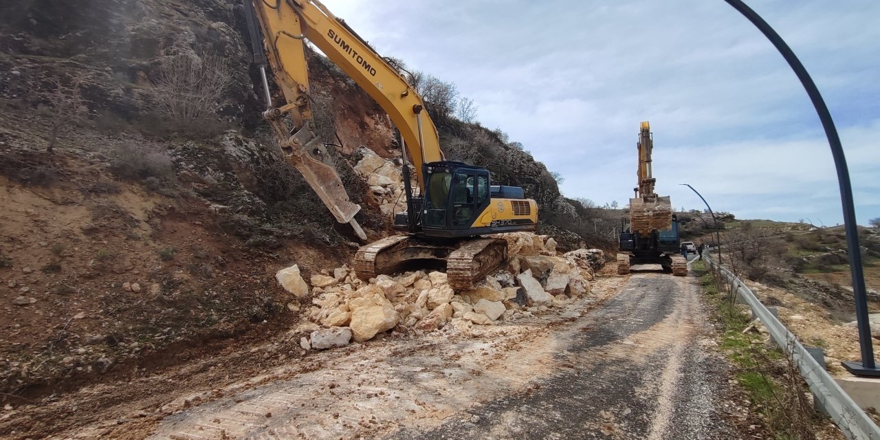 Diyarbakır'da ziyaret yolunda toprak kayması