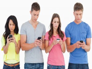 Akıllı telefonlar “fıtık” ediyor
