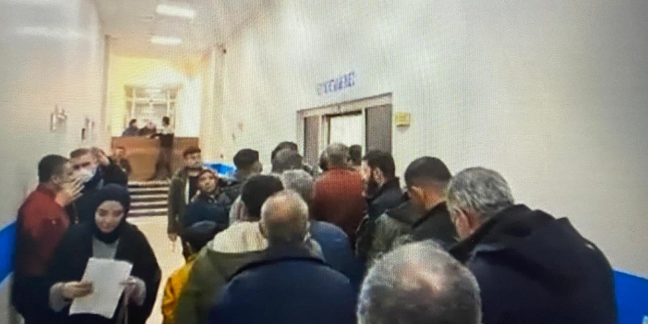 VİDEO - Depremzedeler Diyarbakır AFAD İl Müdürlüğü'nde izdiham yarattı