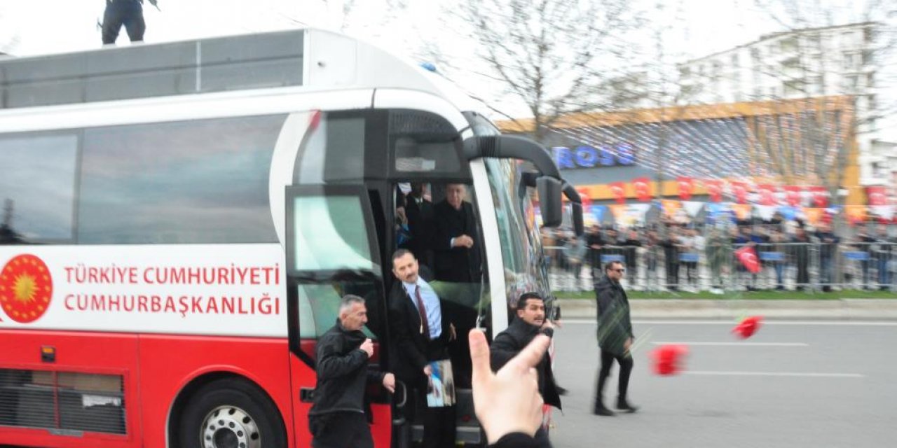 Erdoğan çocuklara Togg'un oyuncağını dağıttı