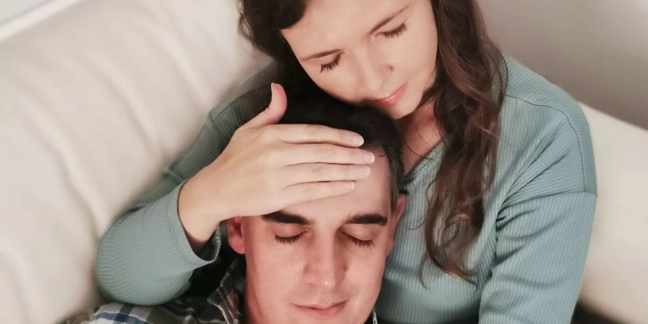 Aniko, insanlara sarılarak geçimini sağlıyor