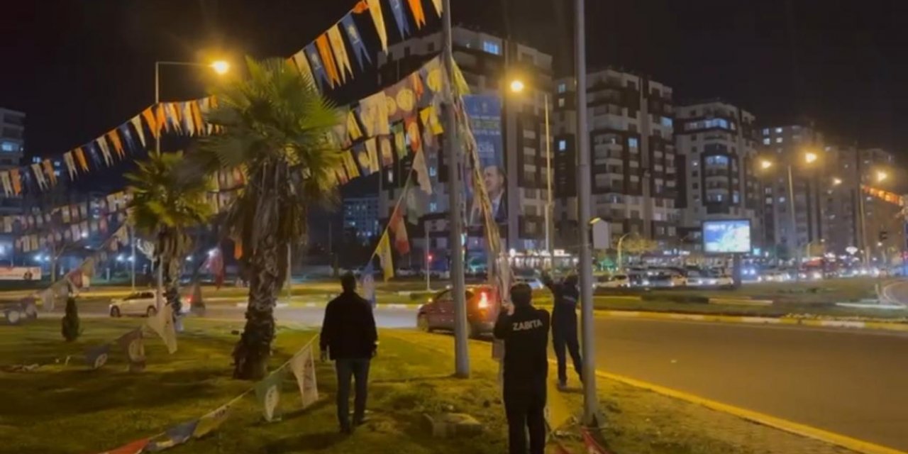 VİDEO - Siyasi partilerin pankart ve flamaları toplandı