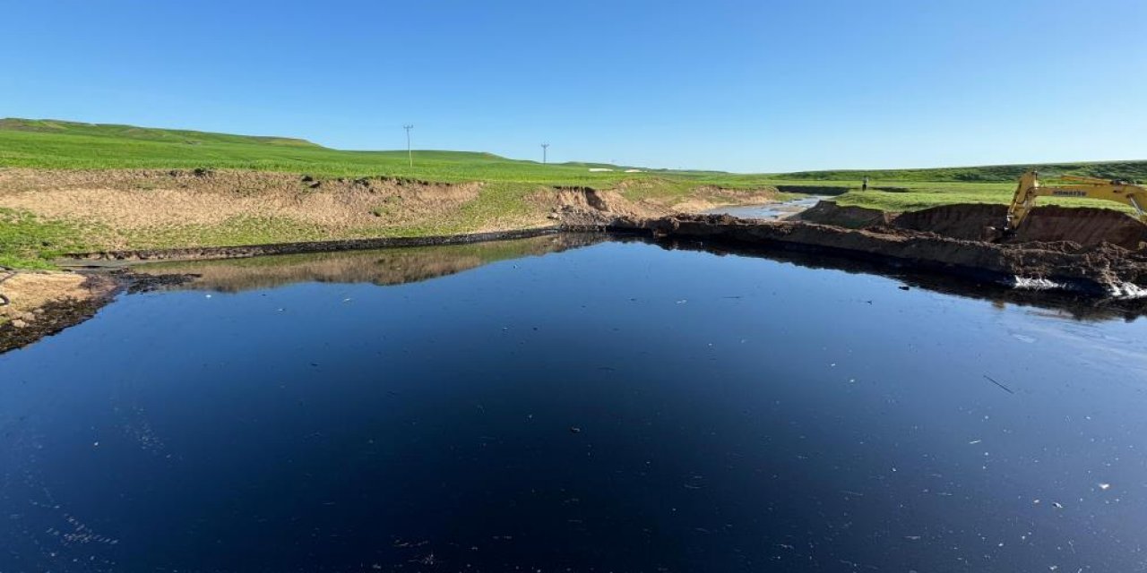 Diyarbakır’da petrol boru hattı patladı: Ham petrol sulama kanalına karıştı