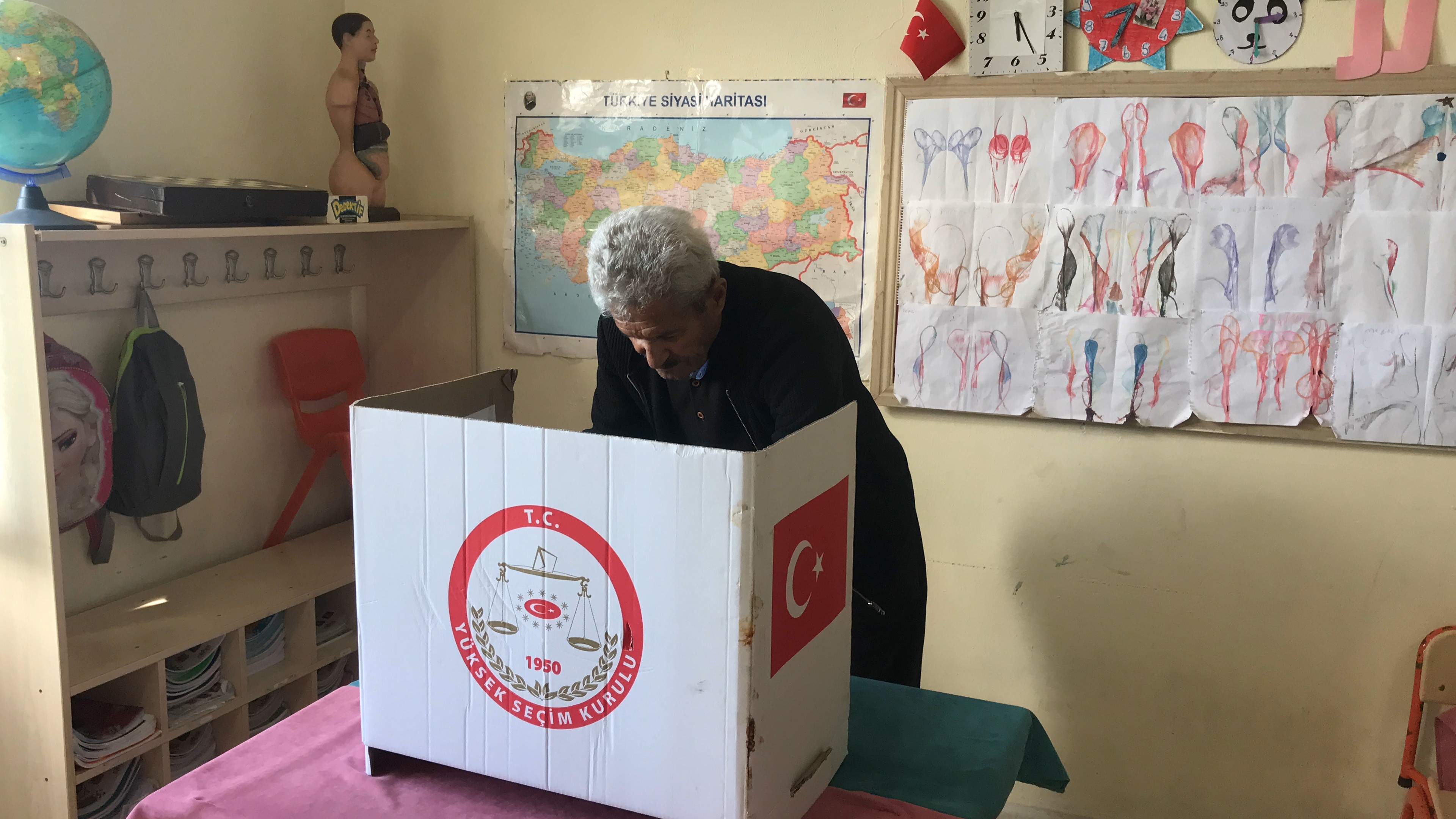 81 yaşındaki Cevat dede sandık başında