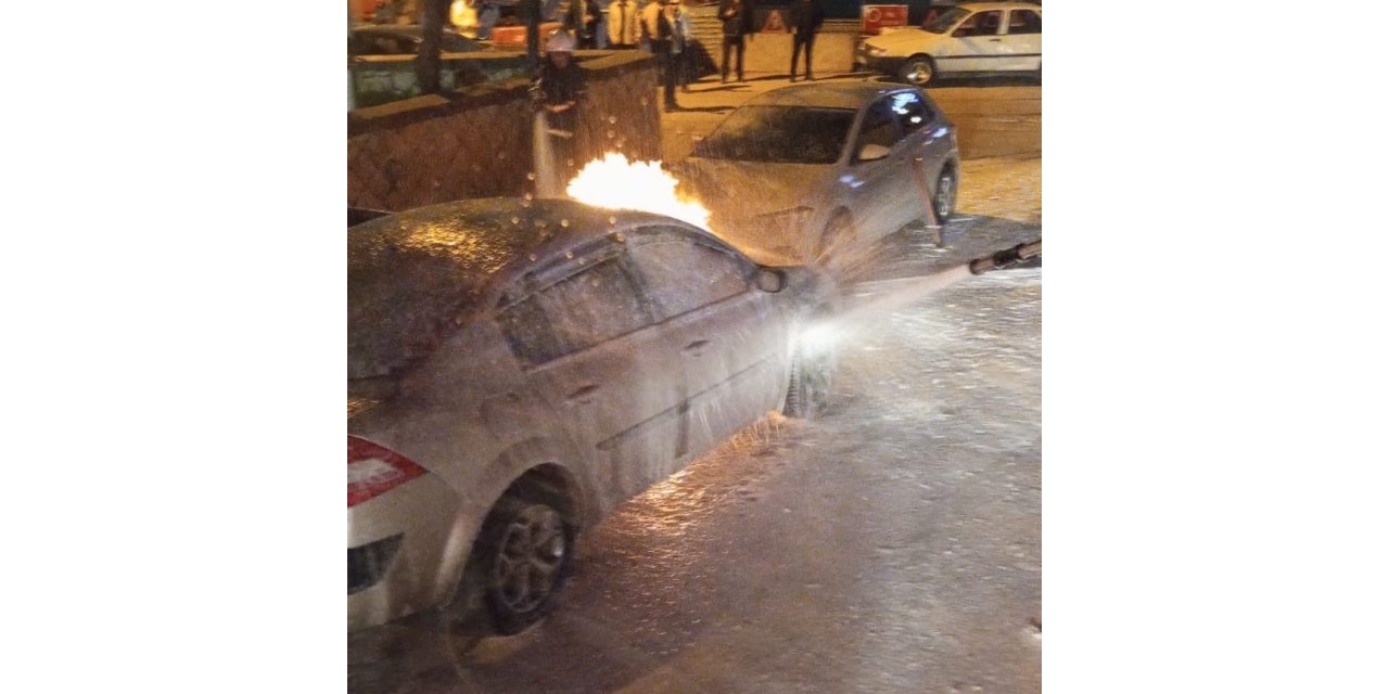 Park halindeki otomobil alev aldı