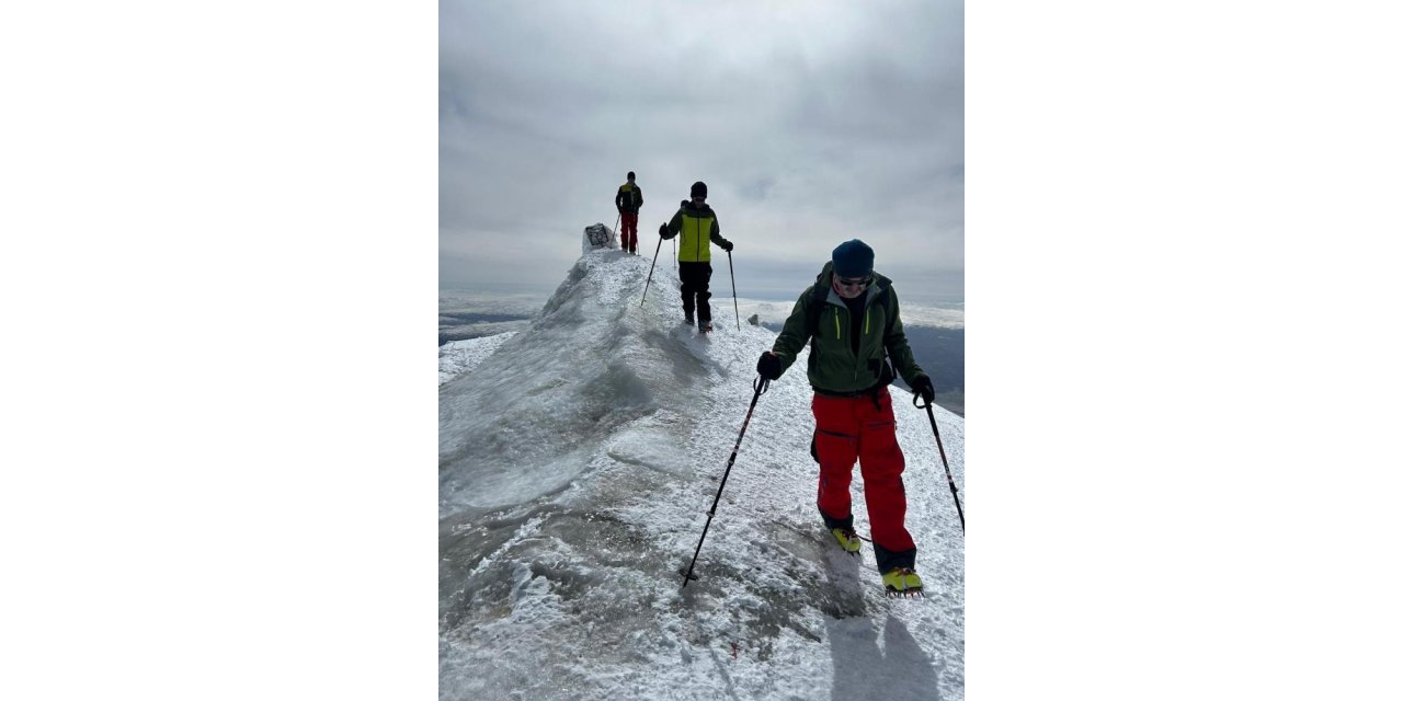Dağcılar, Ağrı Dağı eteklerinde kayak yaptı