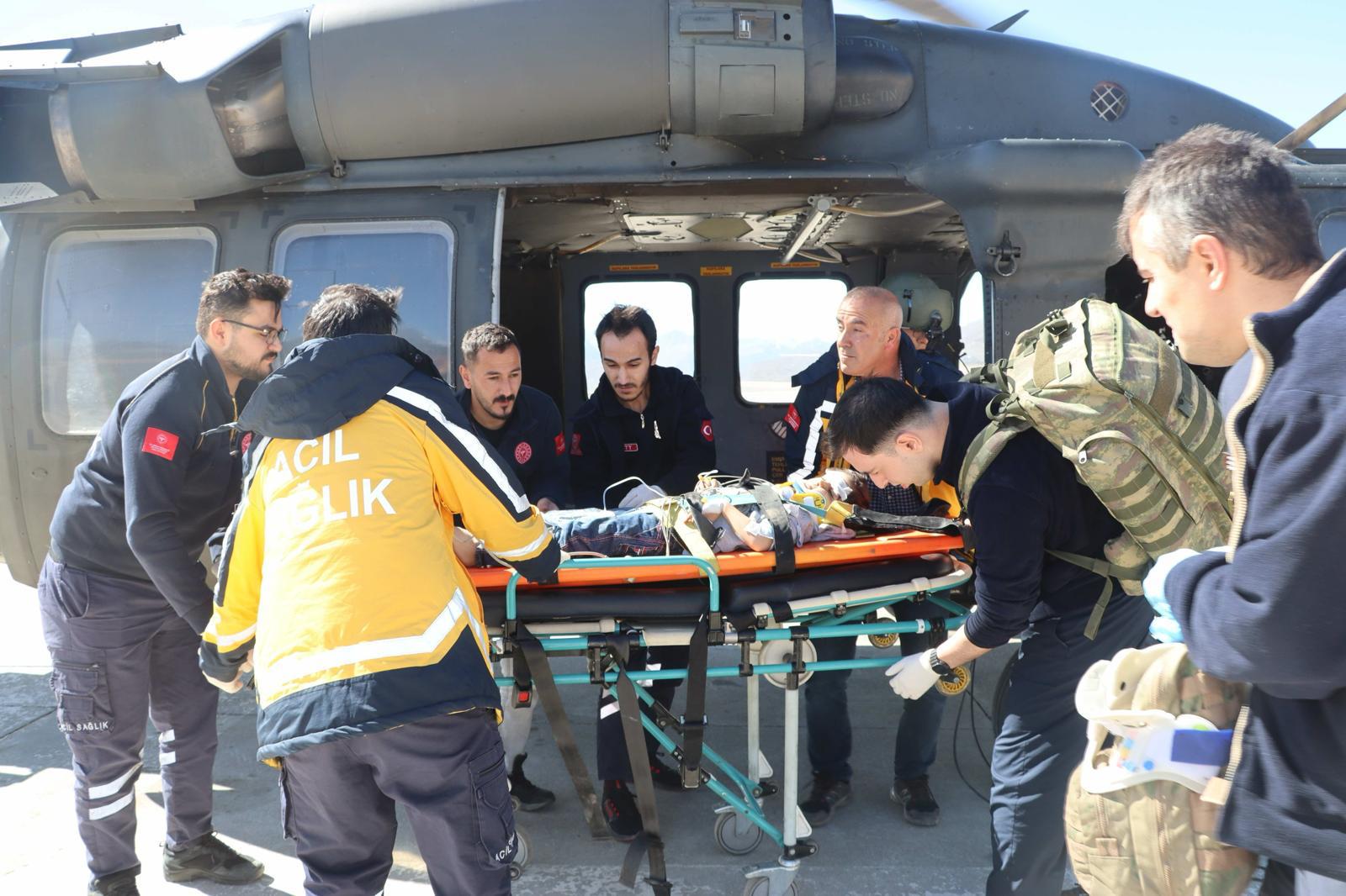 Yaralı çocuk askeri helikopterle hastaneye ulaştırıldı