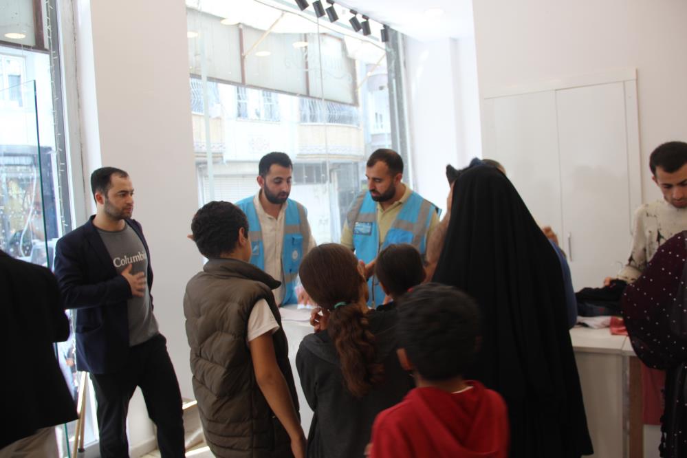 Cizre'de bin yetim çocuğa bayramlık hediye edildi