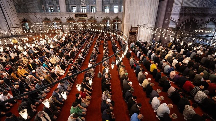 Camilerde ramazanın son cuma namazı kılındı
