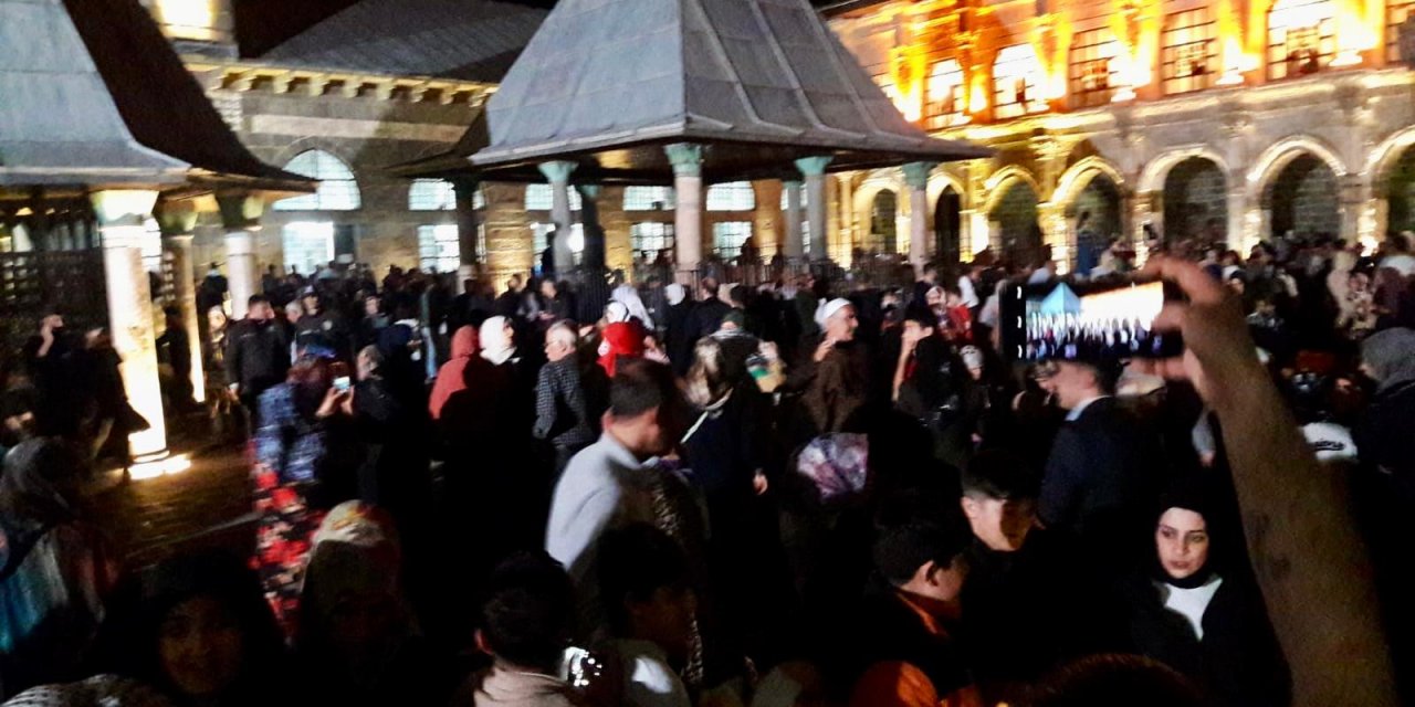 VİDEO - Diyarbakır ulu camide ücretsiz kuran-ı Kerim izdihamı