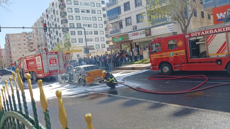 Diyarbakır'da seyir halindeki  ticari taksi alev aldı