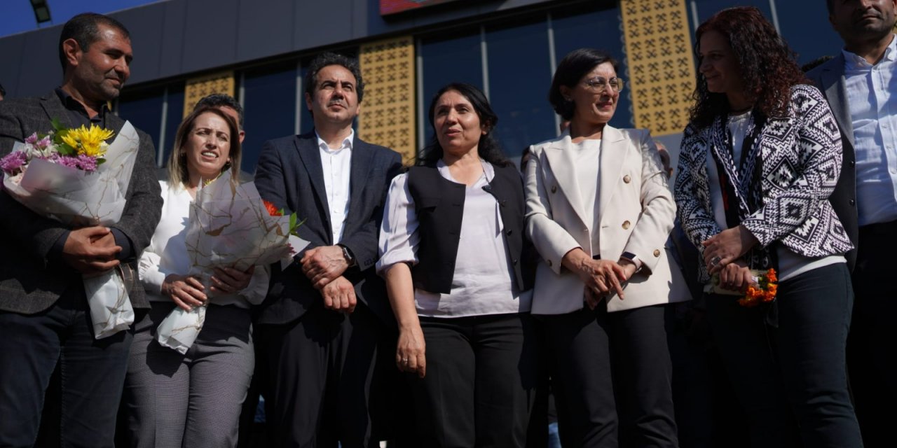 Kayapınar Eş başkanları halay ve zılgıt eşliğinde görevi devraldı