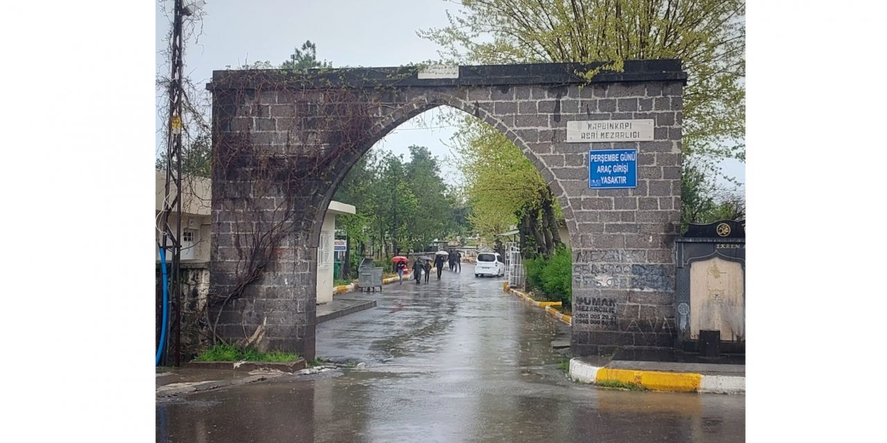 Diyarbakır'da sağanak yağışa rağmen mezarlık ziyaretleri yapıldı