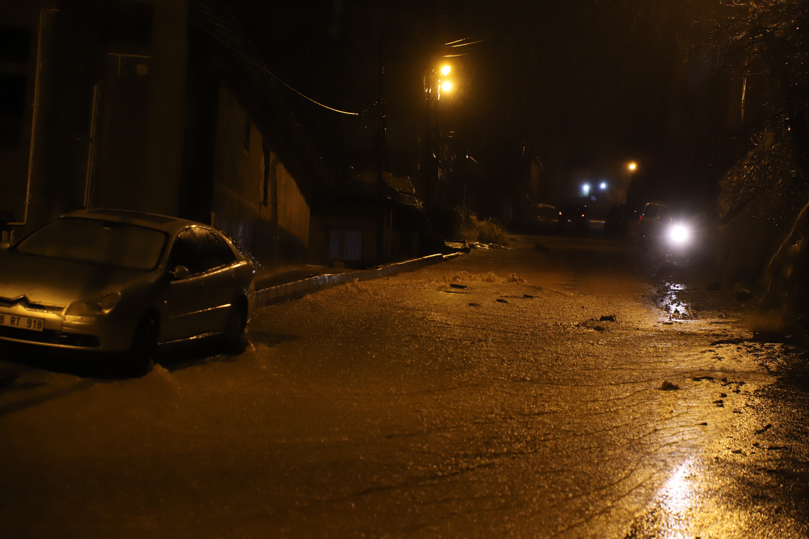Hakkari'de sağanak yağış sele döndü