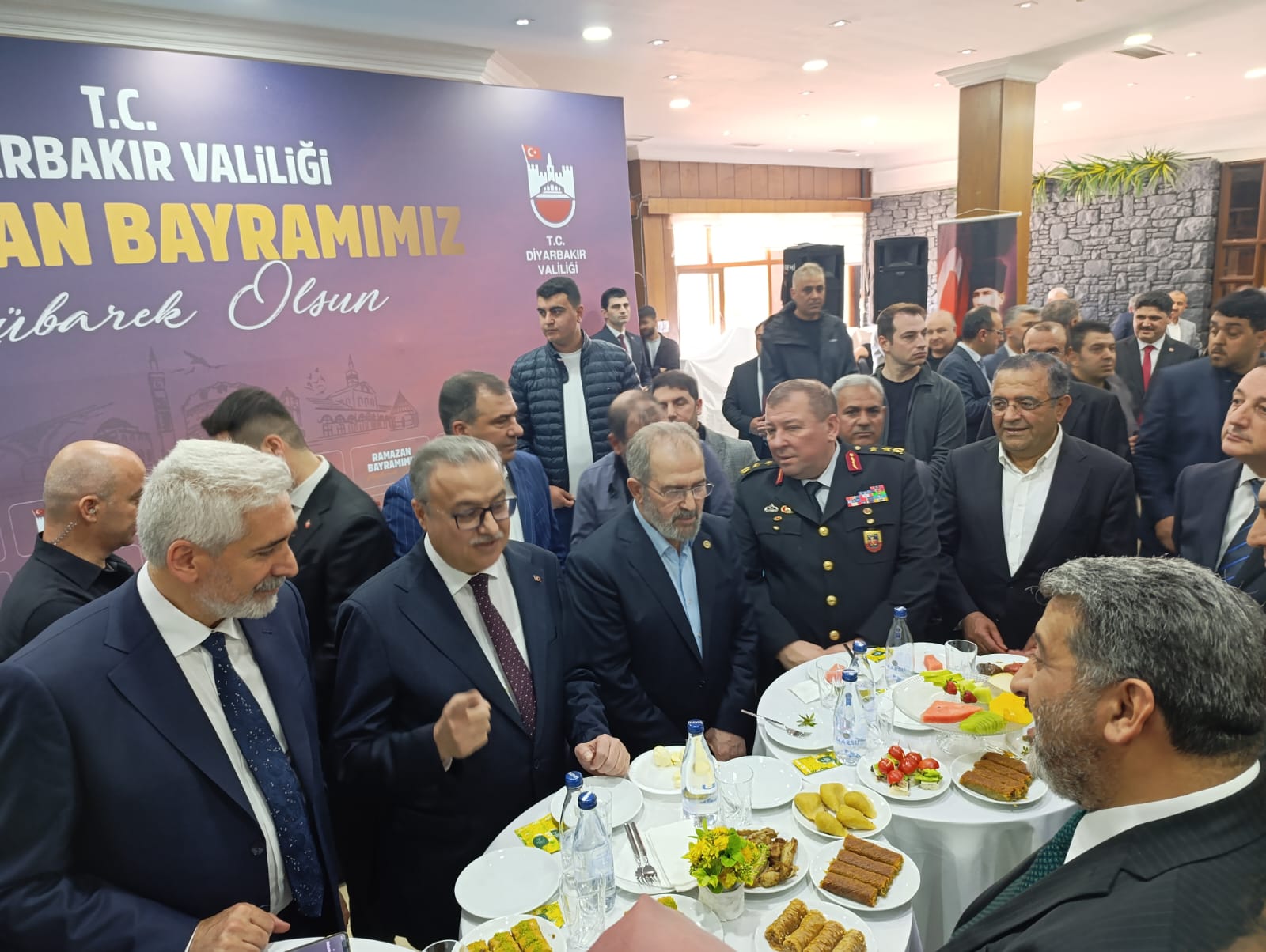 VİDEO - Diyarbakır'da protokol bayramlaştı