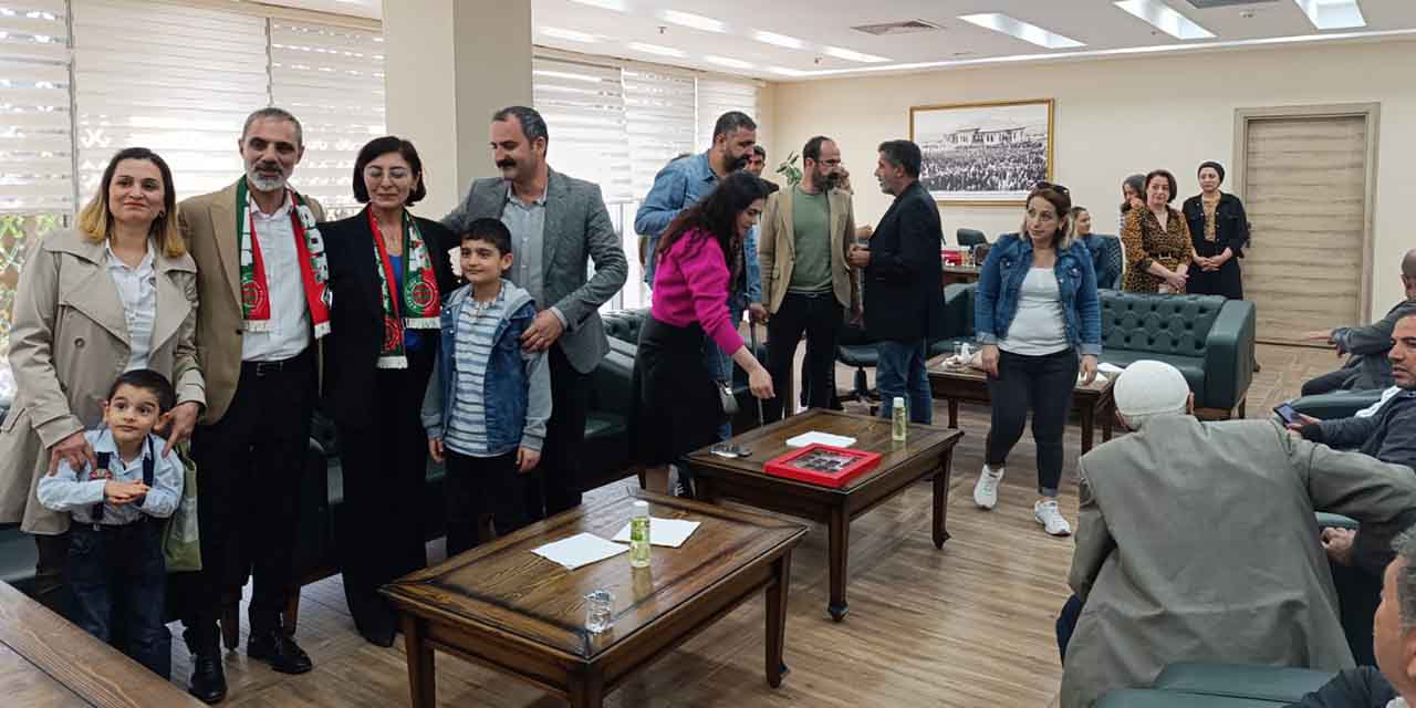 VİDEO - Kayapınar Eşbaşkanlar halkla bayramlaştı