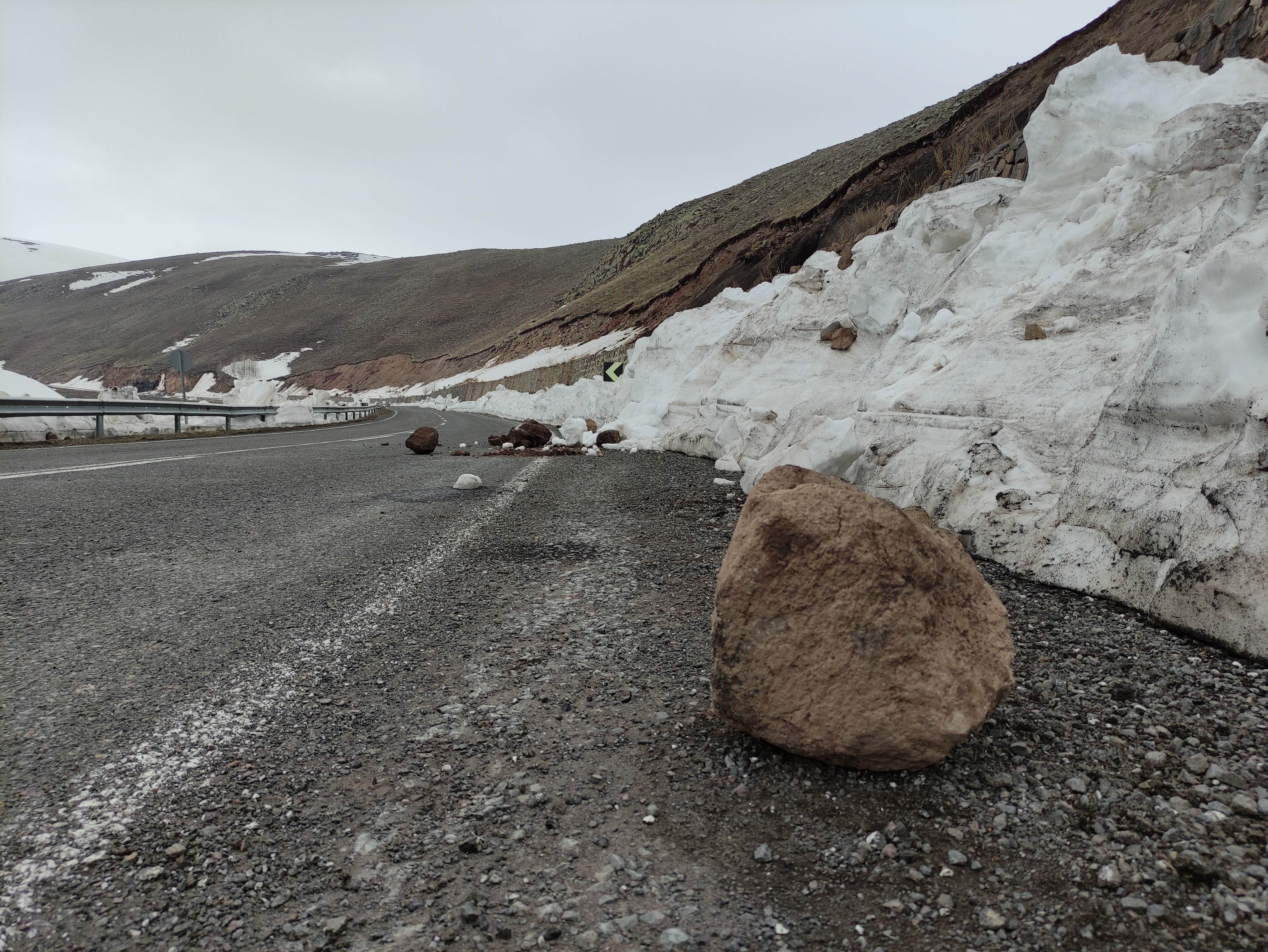 Kaya parçaları tehlike saçıyor!