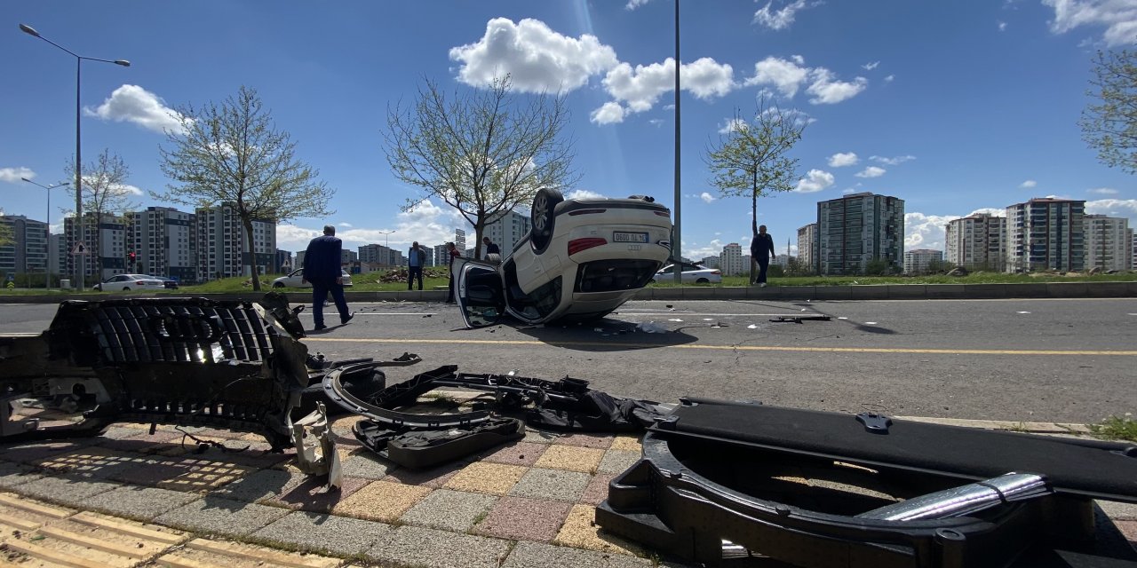 VİDEO - Diyarbakır’da iki otomobil çarpıştı: Yaralılar var!
