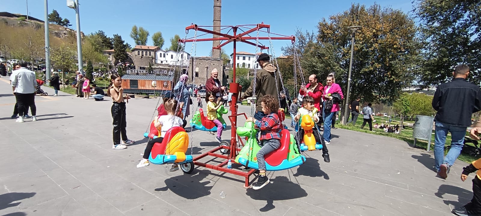 VİDEO - Bayramda seyyar salıncak keyfi