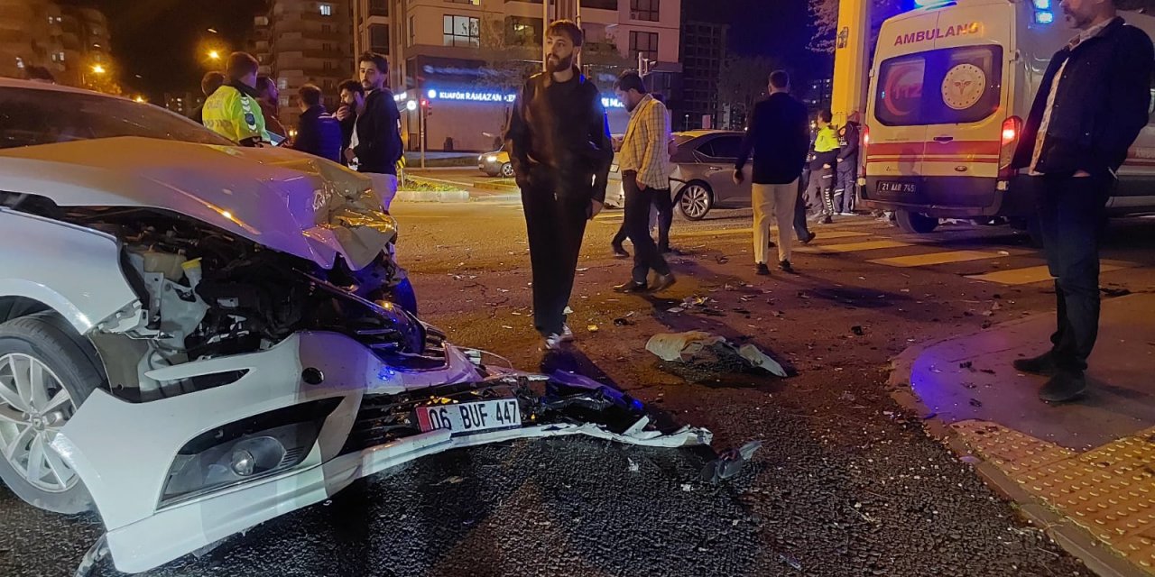 VİDEO - Diyarbakır’da iki otomobil çarpıştı: 3 yaralı