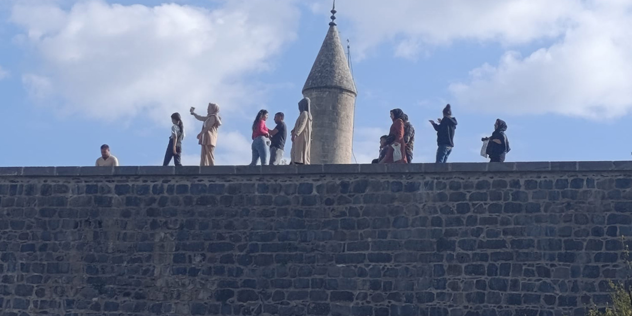 VİDEO - Diyarbakır Sur’da tehlikeli gezinti