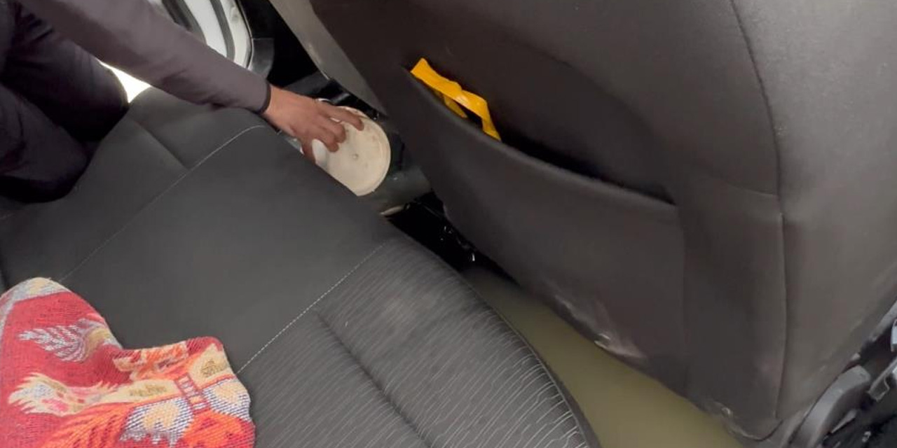 Selde mahsur kalan araçı vatandaşlar kurtardı